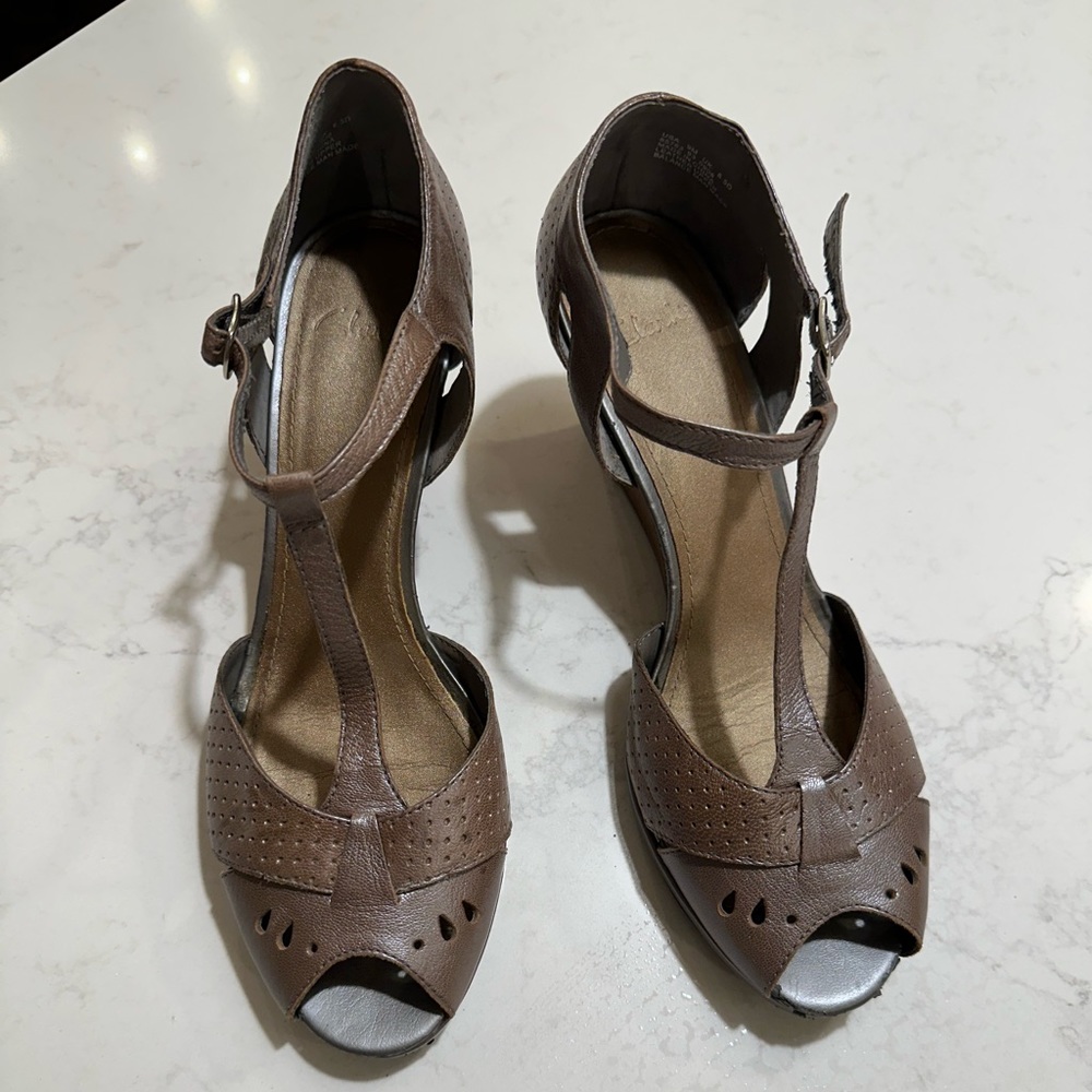 Clark’s size 9 wedge sandal champagne brown color